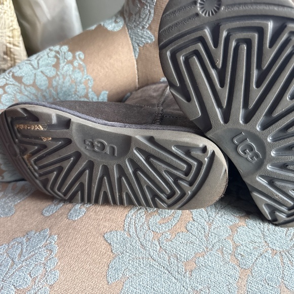 Size 13 gray uggs - Picture 4 of 6